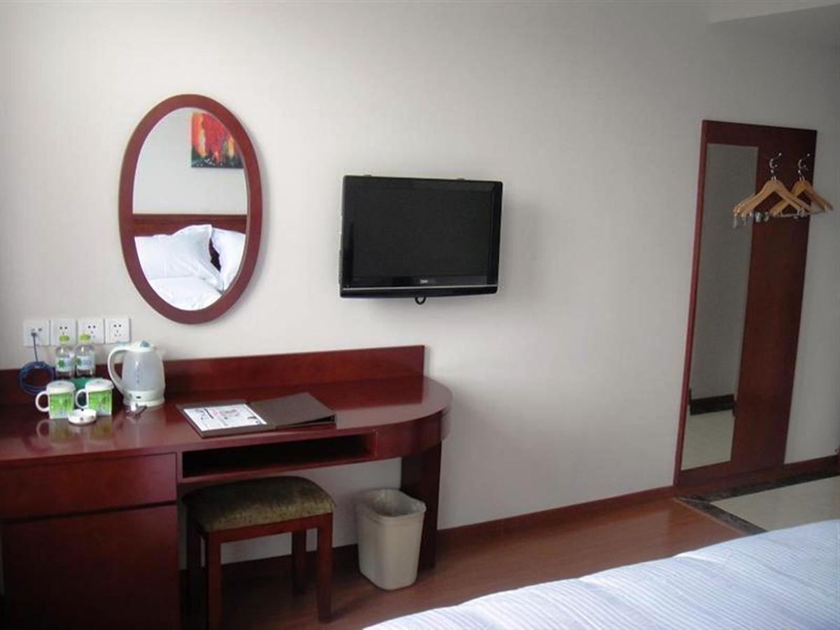 Greentree Inn Shanghai Pudong Airport Huaxia East Road Railway Station Shell Hotel Bagian luar foto