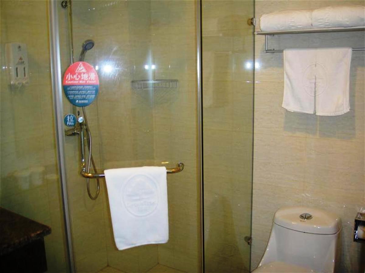 Greentree Inn Shanghai Pudong Airport Huaxia East Road Railway Station Shell Hotel Bagian luar foto